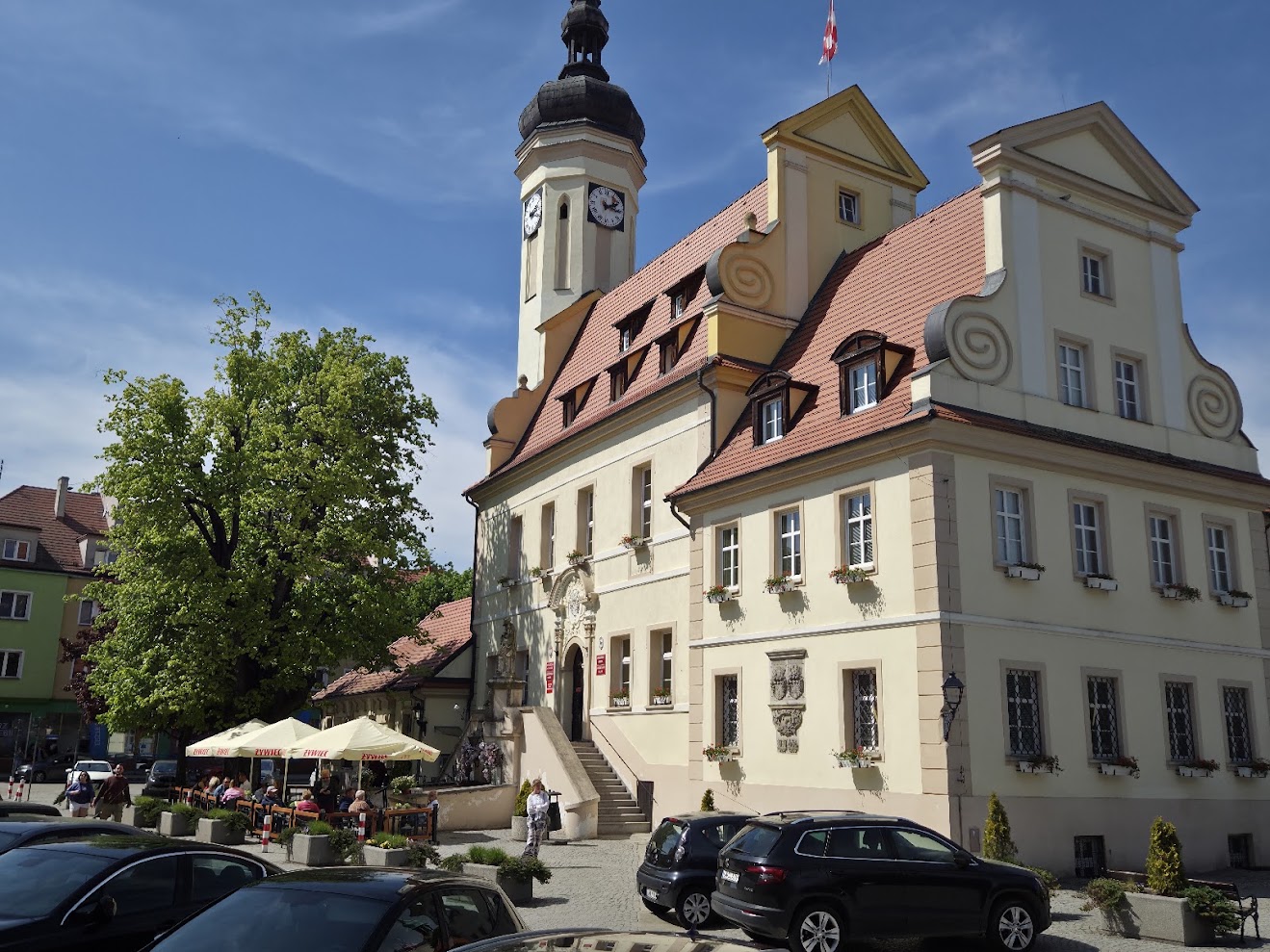 1692. Co oznacza data nad wejściem do wołowskiego ratusza? Historia miasta, które podniosło się z popiołów